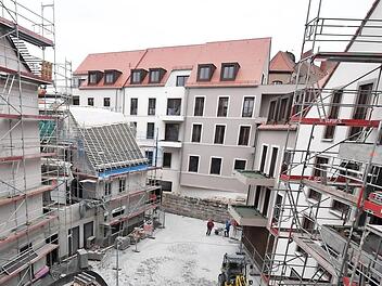 Noch herrscht Baustellenatmosphäre: der neue Quartiershof zwischen der Langen Straße und dem ZOB   Fotos: Ronald Rinklef