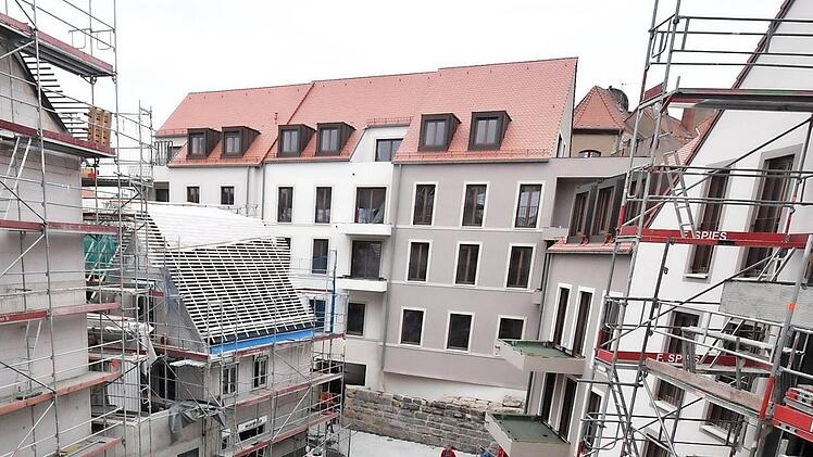Noch herrscht Baustellenatmosphäre: der neue Quartiershof zwischen der Langen Straße und dem ZOB   Fotos: Ronald Rinklef
