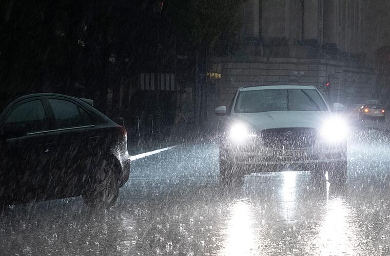 A9 bei Betzenstein: Crash bei regennasser Fahrbahn: Porsche-Fahrer verliert Kontrolle - und richtet enormen Schaden an