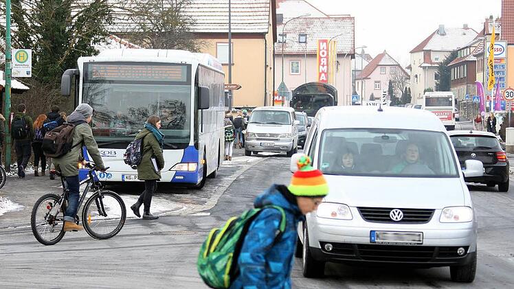 In der Kissinger Straße ist bei Schulschluss gegen 13 Uhr die Hölle los. 15 Schulbusse sowie zahlreiche Schüler zu Fuß und auf dem Rad müssen sich den begrenzten Verkehrsraum mit  dem fließenden Verkehr teilen. Erzieher aus dem Landkreis besuchten jetzt ein Seminar der Verkehrswacht und lernten, wie sie Kinder auf die Gefahrensituationen vorbereiten können.Karlheinz Franz