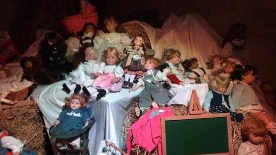 Den Puppenverkauf aus dem Nachlass einer Fuchsstädterin nahm die Wählergemeinschaft ZAG mit Erfolg in die Hand. Den Erlös erhielt der Kindergarten.  Foto: Katja Gerner