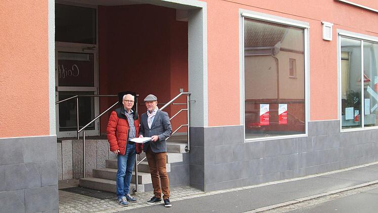 Dr. Anton Heilmann (links) und der Gemeinderat, vertreten durch Bürgermeister Karlheinz Kickuth (rechts) sind sich einig. Im Anwesen August-Ullrich-Straße 9 zieht mit hoher Wahrscheinlichkeit zum nächsten Jahr eine Arztpraxis ein.  Fotos: Winfried Ehling