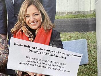 Rassismus pur: Ein Unbekannter hat das Wahlplakat der Gemeinderatskandidatin Jasmin Singh-Neckermann mit einem beleidigenden, hetzerischen Kommentar beklebt. Sie wird rechtliche Schritte einleiten. Foto: Singh-Neckermann