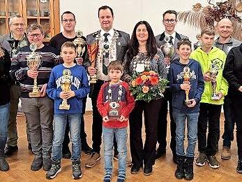 Die K&ouml;nige und Pokalgewinner des Preisschie&szlig;ens.