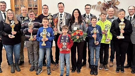 Die K&ouml;nige und Pokalgewinner des Preisschie&szlig;ens.