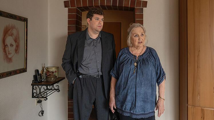Schrecklich nette Familie mit drei kriminellen S&ouml;hnen: Marco Butscher (Marcel Heuperman) kommt bei seiner Mutter Rita Butscher (Doris Kunstmann) zu Hause an.