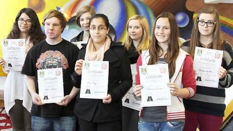 Von links: Sarah Yahyaoui, Marvin Schwarz, Eileen Oßmann, EbnaBagci, Lisa-Marie Lang, Vanessa Schreiner, Vivien Kotulla