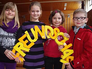 Hanna, Joelina, Alina und Lorenz (von links) liehen sich das Wort "Freundschaft" aus. Fotos: Heike Schülein