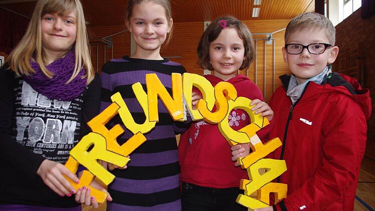 Hanna, Joelina, Alina und Lorenz (von links) liehen sich das Wort "Freundschaft" aus. Fotos: Heike Schülein