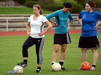 Fabienne Schaal (links) feilt im Training an ihrem Ballgefühl. Fotos: herzopress