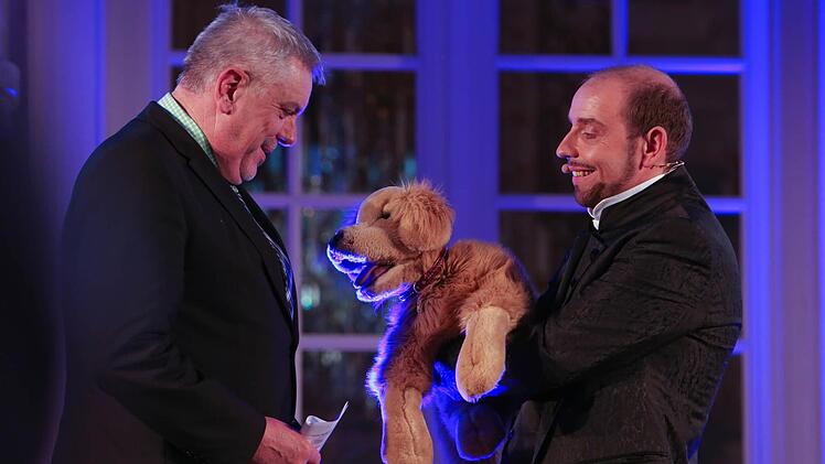 Der freche Hund Oscar lästert über OB Norbert Tessmer