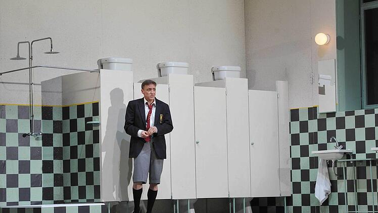 Dirk Mestmacher überzeugt am Landestheater als vielseitiger Sänger-Darsteller (hier in einer Szene aus Mozart "Entführung aus dem Serail".Foto: Andrea Kremper