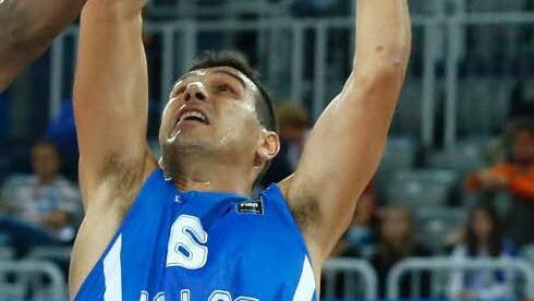 "Bamberg wird ihn lieben", sagte die griechische Baskeball-Legende Panagiotis Giannakis über Nikos Zisis, der in 22 Minuten auf zwölf Punkte erzielte. Auch Zisis trat nach dem Spiel nach einer langen Karriere für Griechenland aus der Nationalmannschaft zurück. Foto: Antonio Bat/dpa