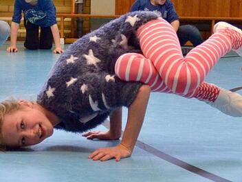 Marie zeigt hier die Breakdance-Figur "Baby-Freeze". Foto: Kathrin Kupka-Hahn