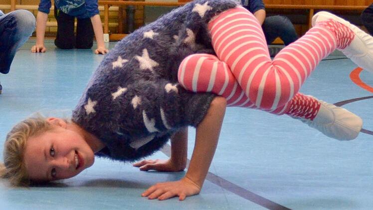 Marie zeigt hier die Breakdance-Figur "Baby-Freeze". Foto: Kathrin Kupka-Hahn