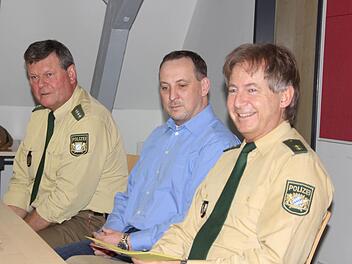 Uwe Herrmann (rechts) verabschiedete Georg Pabstmann (links) als Sachbearbeiter Verkehr in den Ruhestand und führte Matthias Stöcker (Mitte) als neuen Sachbearbeiter ins Amt ein.  Foto: Friedwald Schedel