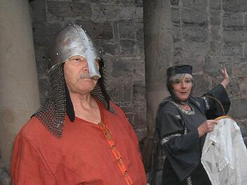 Der Schlossherr Hermann von Stahleck (Reinhard Grasse) mit Gemahlin Gertrud (Edith Jager)Foto: Johanna Blum