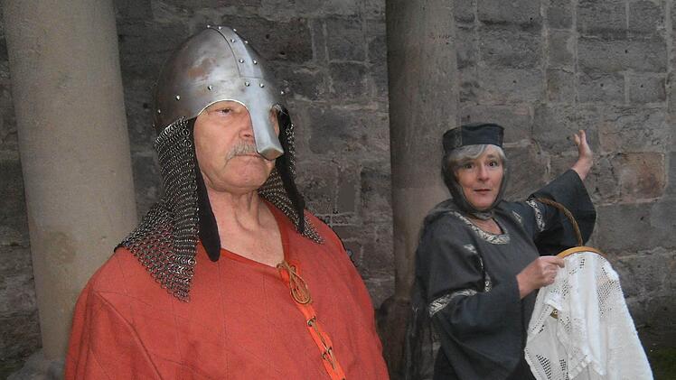 Der Schlossherr Hermann von Stahleck (Reinhard Grasse) mit Gemahlin Gertrud (Edith Jager)Foto: Johanna Blum