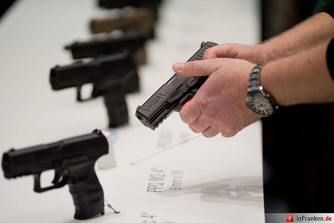 Ein Besucher der Jagd- und Sportwaffenmesse IWA OutdoorClassics in Nürnberg (Bayern) hält am 04.03.2016 eine Handfeuerwaffe (PPQ) des deutschen Herstellers Walther in den Händen. Auf der IWA präsentieren bis 7. März mehr als 1400 Aussteller Jagd- und Sportwaffen, Munition, Messer, Outdoor-Bedarf und Zubehör. Foto: Daniel Karmann/dpa