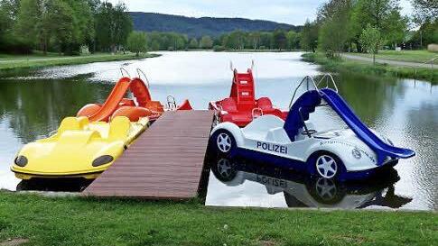 Vier neue Boote warten auf die Badegäste am Trebgaster See. Foto: Hübner
