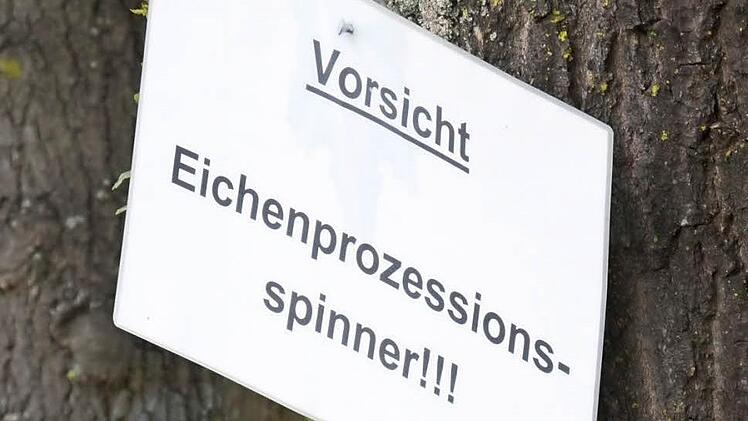 Schilder warnen.