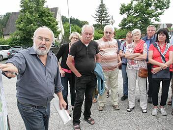 Planer Matthias Rühl (l.) erläuterte den Röttenbachern seine Pläne. Foto: Sylvia Hubele