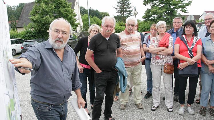 Planer Matthias Rühl (l.) erläuterte den Röttenbachern seine Pläne. Foto: Sylvia Hubele