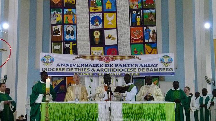Gottesdienst in der Kathedrale St. Anna/Thiès. Das Banner im Chorraum weist auf das 10-jährige Partnerschaftsjubiläum hin.