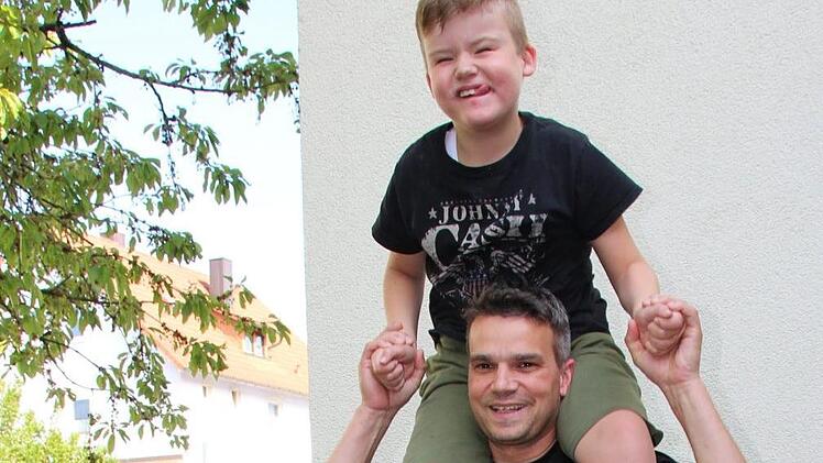 Oliver Frank trägt seinen Sohn Laurin: gutes Training, denn der Vater des schwerbehinderten Jungen will in diesem Jahr noch viele Kilometer bei Hindernisläufen sammeln.