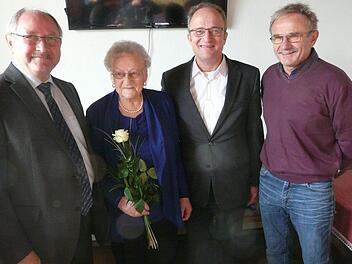 Die Jubilarin  mit Otto Siebenhaar  (l.),  Pfarrer Peter Herbert  und Gerhard Kraus (r.) Foto: Paul Pöhlmann