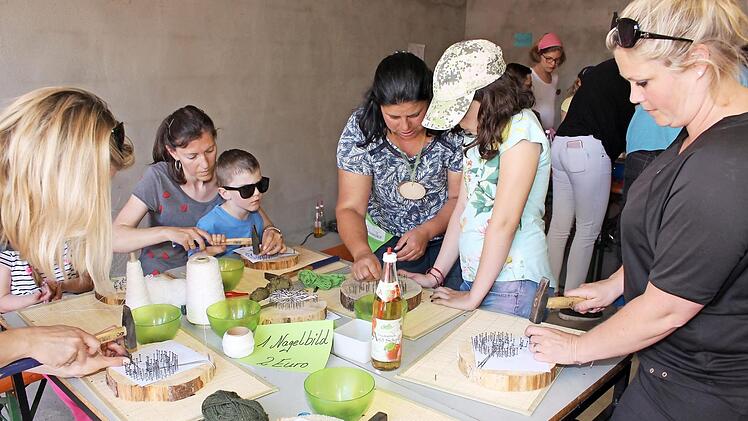 Beim Nagelbilder hämmern ließen die Kinder auch mal die Mütter arbeiten. Foto: Evi Seeger