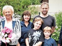 Ihren 70. Geburtstag feierte Monika Putze. Von links: Ehemann Bernd, Traudl Ackermann, die Jubilarin, Schwiegertochter Yvonne und Sohn Markus Putze mit den Enkelkindern Jonathan und Vincent sowie Bürgermeister Hermann Anselstetter. Foto: Werner Reaus