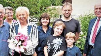 Ihren 70. Geburtstag feierte Monika Putze. Von links: Ehemann Bernd, Traudl Ackermann, die Jubilarin, Schwiegertochter Yvonne und Sohn Markus Putze mit den Enkelkindern Jonathan und Vincent sowie Bürgermeister Hermann Anselstetter. Foto: Werner Reaus