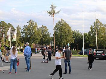Am Bauhof in Hausen versammelten sich Biker, Skater, Scooter-Fahrer und weitere Interessenten. Foto: Vera Schiller