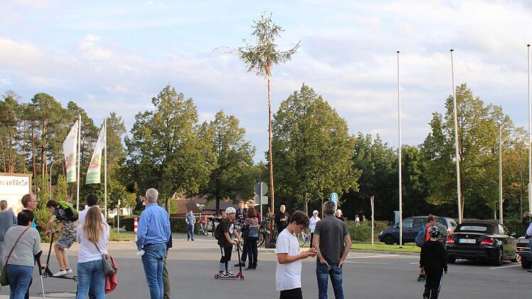 Am Bauhof in Hausen versammelten sich Biker, Skater, Scooter-Fahrer und weitere Interessenten. Foto: Vera Schiller
