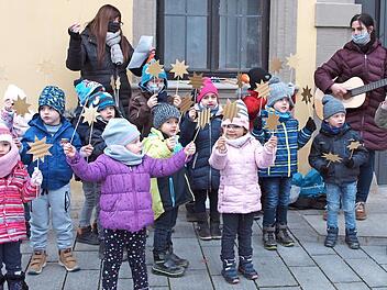 Die Buben und Mädchen der Pusteblumengruppe der Kindertagesstätte Löwenzahn in Schney gestalteten die Feier zur Öffnung des Adventsfensters vor dem Lichtenfelser Rathaus.
