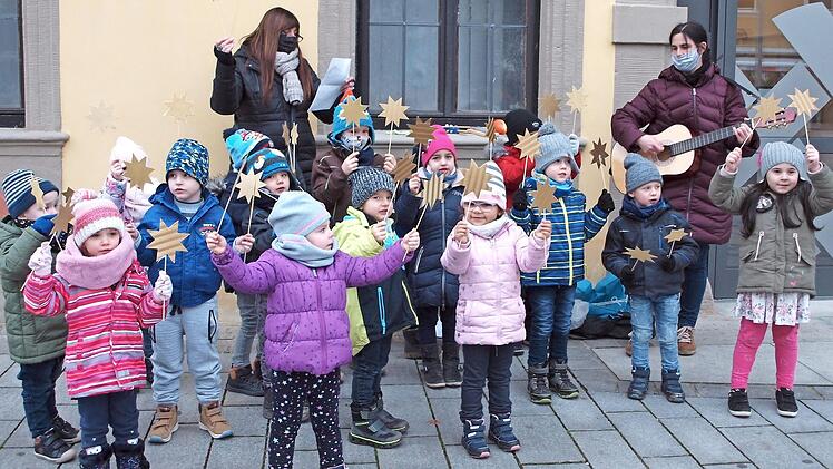 Die Buben und Mädchen der Pusteblumengruppe der Kindertagesstätte Löwenzahn in Schney gestalteten die Feier zur Öffnung des Adventsfensters vor dem Lichtenfelser Rathaus.