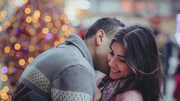 Das Liebesgl&uuml;ck bringt manchmal nervige Knutschflecken mit sich.