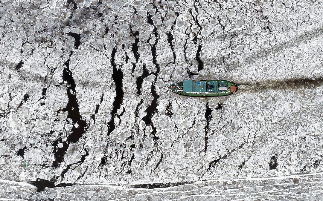 Eisbrecher auf Elbe unterwegs