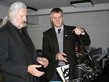 Thomas Luger (rechts) ist seit 16 Jahren Auto bei den Lauensteiner Werkstätten. Er stellt damit unter Beweis, dass er nicht  nur ein Pralinenunternehmen leiten, sondern auch Haiku verfassen kann. Im Bild mit Ingo Cesaro  am Boston-Tiegel.  Foto: Veronika Schadeck