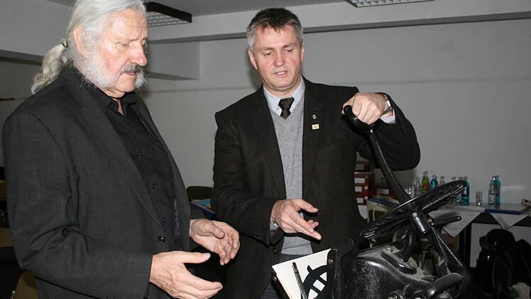 Thomas Luger (rechts) ist seit 16 Jahren Auto bei den Lauensteiner Werkstätten. Er stellt damit unter Beweis, dass er nicht  nur ein Pralinenunternehmen leiten, sondern auch Haiku verfassen kann. Im Bild mit Ingo Cesaro  am Boston-Tiegel.  Foto: Veronika Schadeck