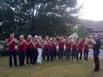 Die "Sonnefelder Querbläser" mit Leiter Sigurd Knopp (rechts) stehen vor ihrem ersten großen Auftritt - am Sonntag bei den "Genusstagen" in Sonnefeld. Foto: Gabi Arnold