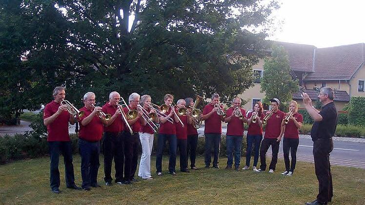 Die "Sonnefelder Querbläser" mit Leiter Sigurd Knopp (rechts) stehen vor ihrem ersten großen Auftritt - am Sonntag bei den "Genusstagen" in Sonnefeld. Foto: Gabi Arnold