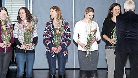 Uli Günther und Wolfgang Braunschmidt bekamen zum letzten Schultag eine Schultüte (oben), auch junge Referendare wurden mit Blumen verabschiedet. Fotos: Johanna Blum