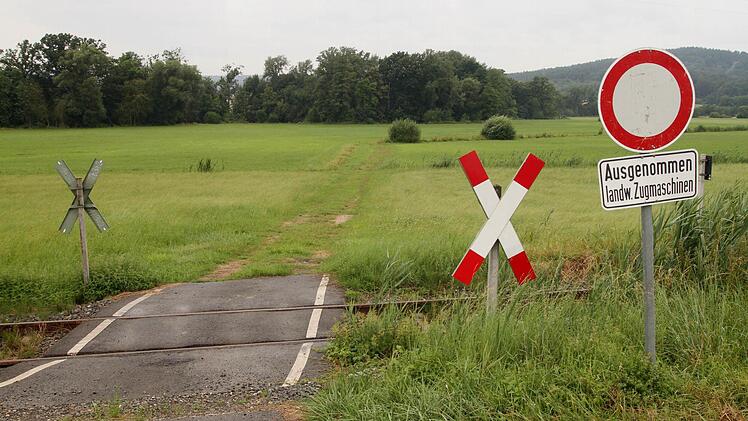 In nächster Zeit sollen hier im Bereich der Bahnstrecke Treinfeld-Lind Bahnübergänge beseitigt und durch Ersatzwege ersetzt werden. Foto: Günther Geiling