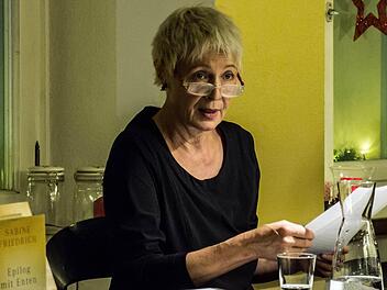 Heimspiel für Sabine Friedrich: In Coburg stellte die Autorin ihren neuen Roman "Epilog mit Enten" bei einer Lesung vor. Foto: Jochen Berger