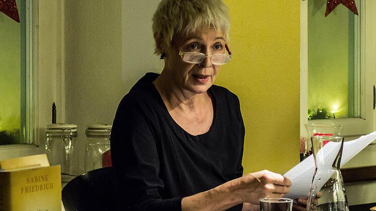 Heimspiel für Sabine Friedrich: In Coburg stellte die Autorin ihren neuen Roman "Epilog mit Enten" bei einer Lesung vor. Foto: Jochen Berger