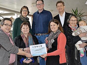 Kunstlehrer Andreas Schobert und Schulleiterin Ulrike Endres freuen sich &uuml;ber die gro&szlig;z&uuml;gige Spende der Kulmbacher Serviceclubs. Vorne, von links Andreas Schobert, Ulrike Endres, Cosima Schmidt (Ladies Circle), Rosi M&uuml;ller (Kiwanis, mit der kleinen Annabella Schmidt), hinten, von links Anja Gimpel-Henning (Kiwanis), Ralf Neuber (Round Table) und Peter Bastobbe (Rotary). Foto: Uschi Prawitz