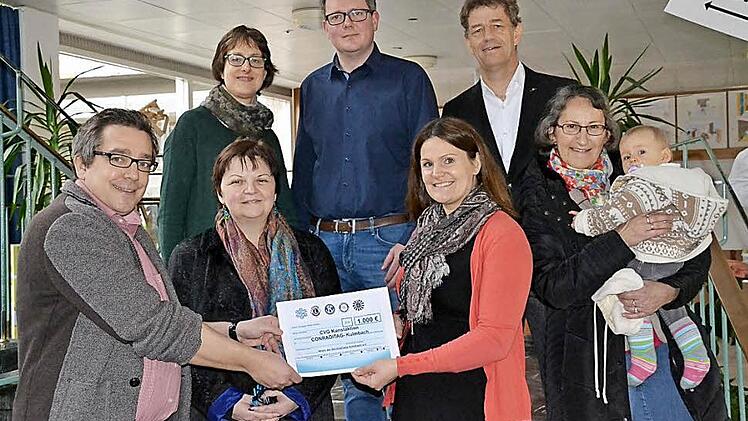 Kunstlehrer Andreas Schobert und Schulleiterin Ulrike Endres freuen sich über die großzügige Spende der Kulmbacher Serviceclubs. Vorne, von links Andreas Schobert, Ulrike Endres, Cosima Schmidt (Ladies Circle), Rosi Müller (Kiwanis, mit der kleinen Annabella Schmidt), hinten, von links Anja Gimpel-Henning (Kiwanis), Ralf Neuber (Round Table) und Peter Bastobbe (Rotary). Foto: Uschi Prawitz