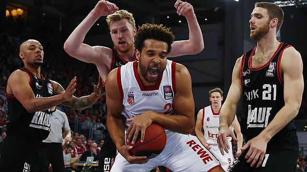 Elias Harris (mit Ball) macht unter dem Korb mit seiner Athletik und viel Kampfgeist auf sich aufmerksam. Hier behauptet er den Ball gegen drei W&uuml;rzburger.  Foto: L&ouml;b